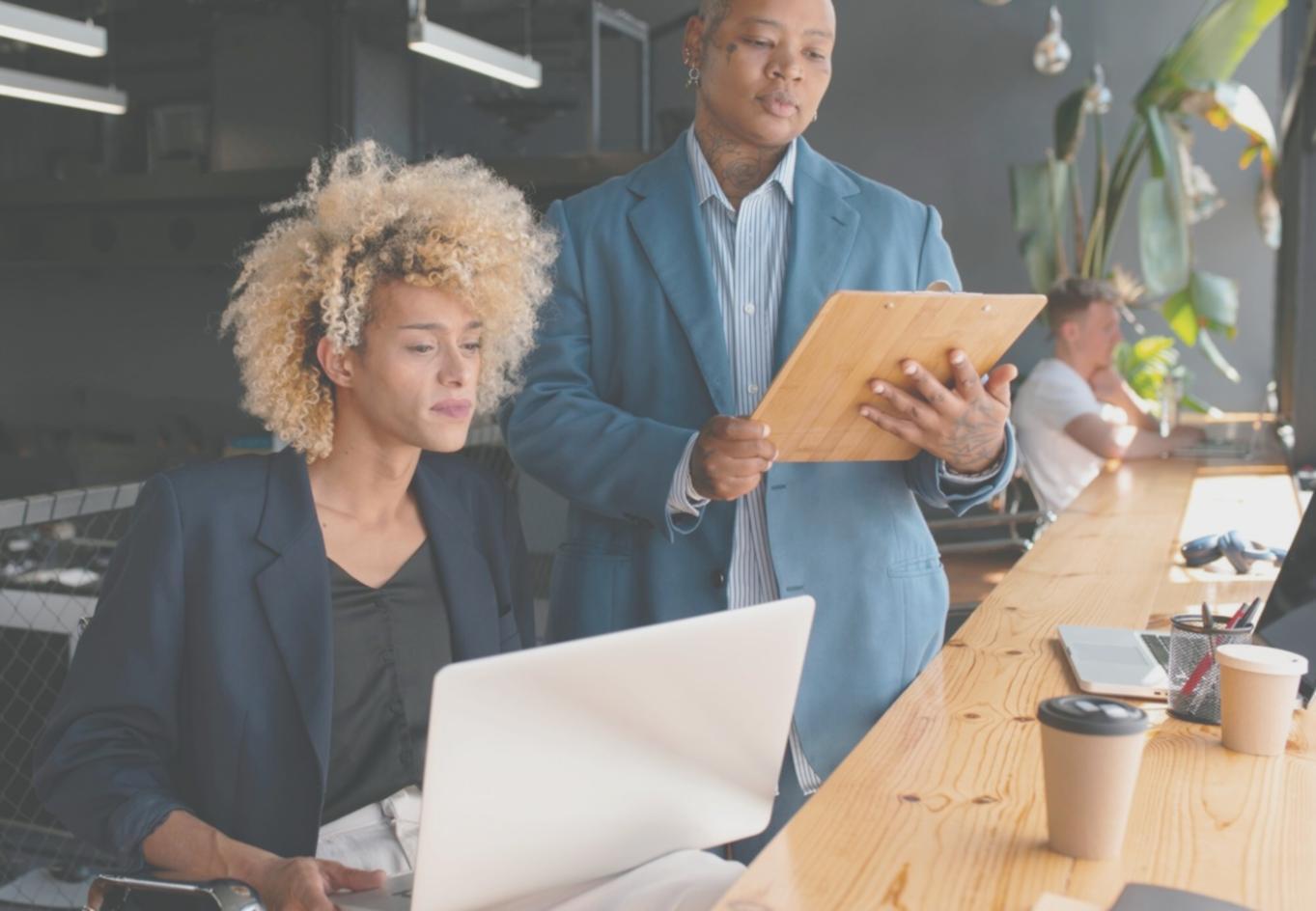 Profesional trabajando con análisis financiero detallado